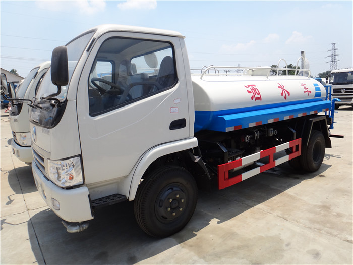 多利卡洒水车