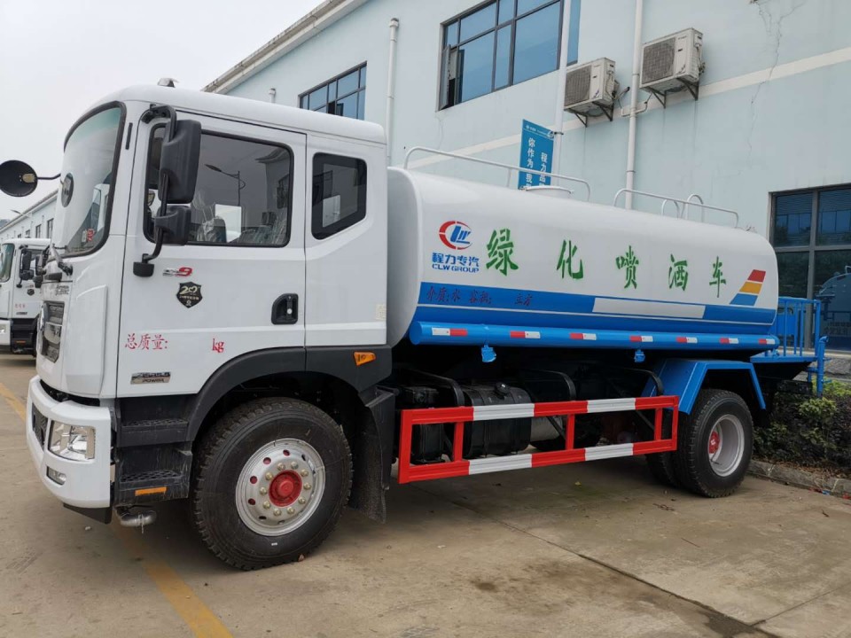 东风D9洒水车