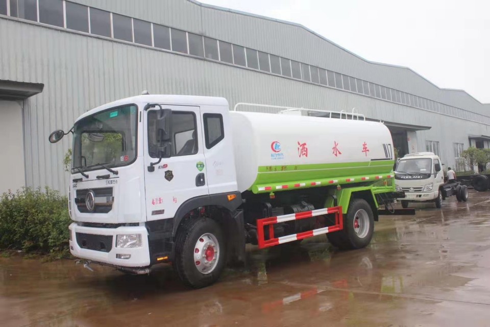 东风D9洒水车