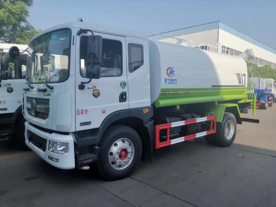 东风D9洒水车